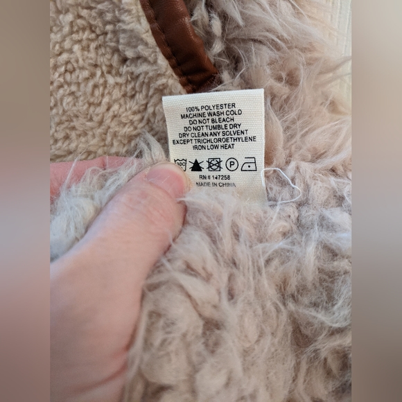 Tan Sherpa & Fleece Vest w/ Pockets - Picture 7 of 8